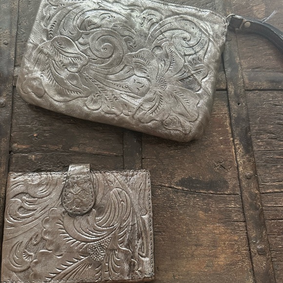 Patricia Nash Elegant Silver Embossed Women's Bag Set - Picture 9 of 10